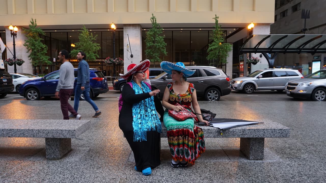 Se podían apreciar atuendos estilo mexicano, llenos de colores, que la gente portaba por las calles.