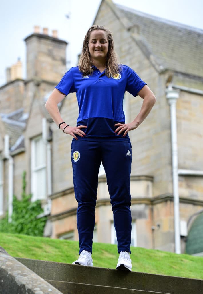 La Selección femenil de Escocia cerró su preparación para participar en su primera aventura en una Copa Mundial Femenina cuando el domingo próximo hagan su presentación en una competencia de esta envergadura ante, ni más ni menos que, Inglaterra, una nación con una gran rivalidad en el campo de fútbol sin importar la rama o la categoría. En medio de la última práctica antes de viajar a Francia algunas jugadoras participaron en una interesante sesión fotográfica.