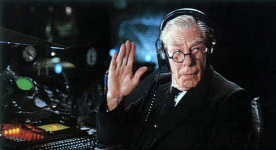 El británico participó en otras entregas del hombre murciélago, como 'Batman y Robin' y 'Batman Forever'; sin embargo, falleció en 2011 a sus 94 años debido a una neumonía.