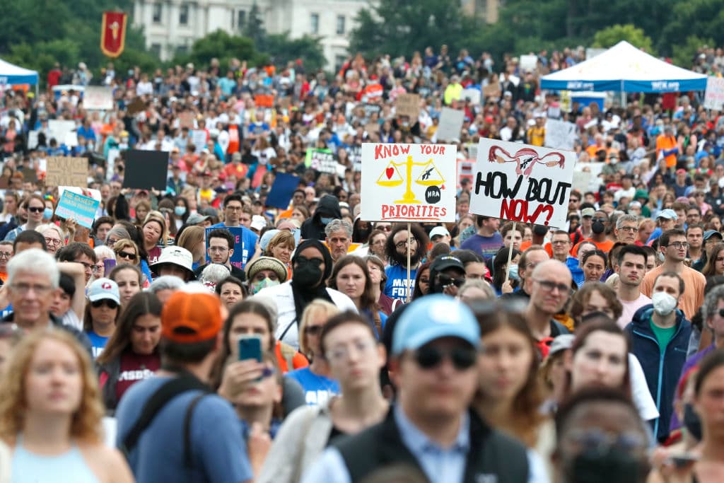 La Cámara de Representantes aprobó esta semana 
<a href="https://www.univision.com/noticias/politica/camara-de-representantes-aprueba-ley-edad-minima-compra-rifles-armas-uvalde-buffalo">proyectos de ley que elevarían el límite de edad para comprar armas semiautomáticas y establecerían leyes federales de “bandera roja”</a>. Pero tales iniciativas tradicionalmente se han estancado o se han suavizado mucho en el Senado.