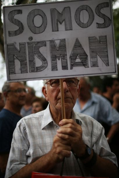 Otro asistente a la marcha sostiene un cartel que dice: Somos Nisman.