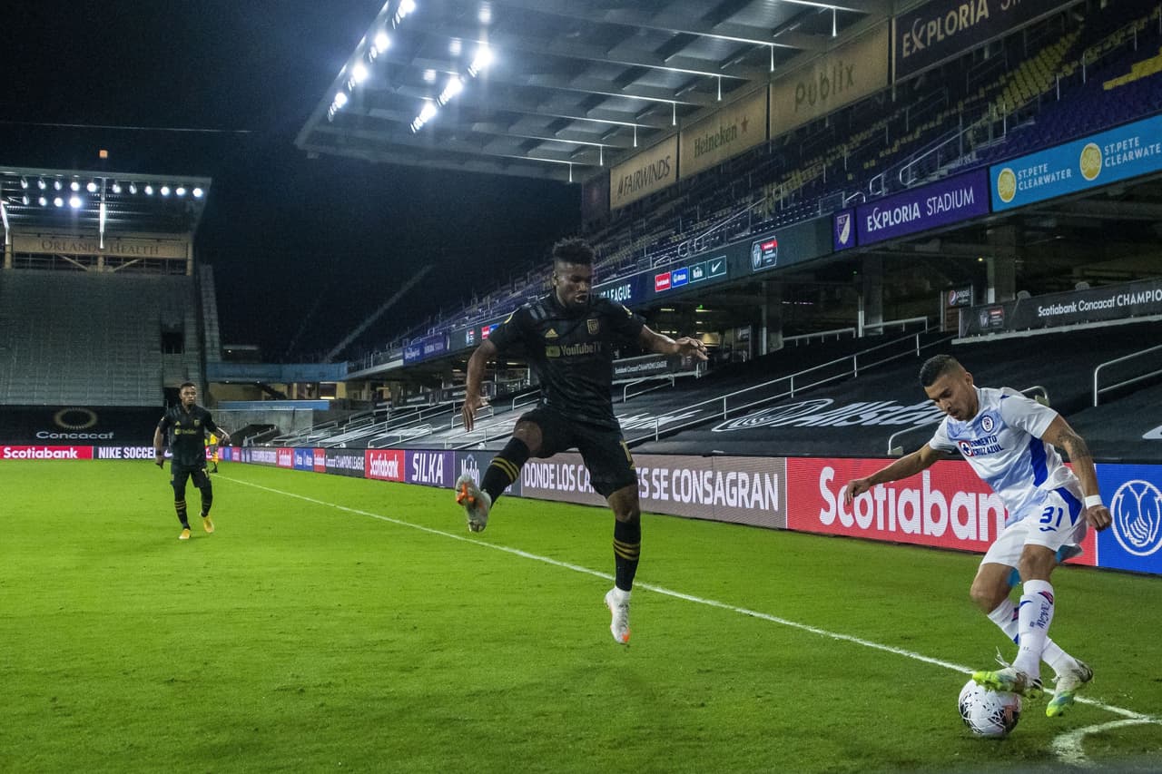 Carlos Vela y Kwadwo Opoku consiguen imponerse al Cruz Azul 2-1 en partido único y avanzan a las semifinales del torneo.