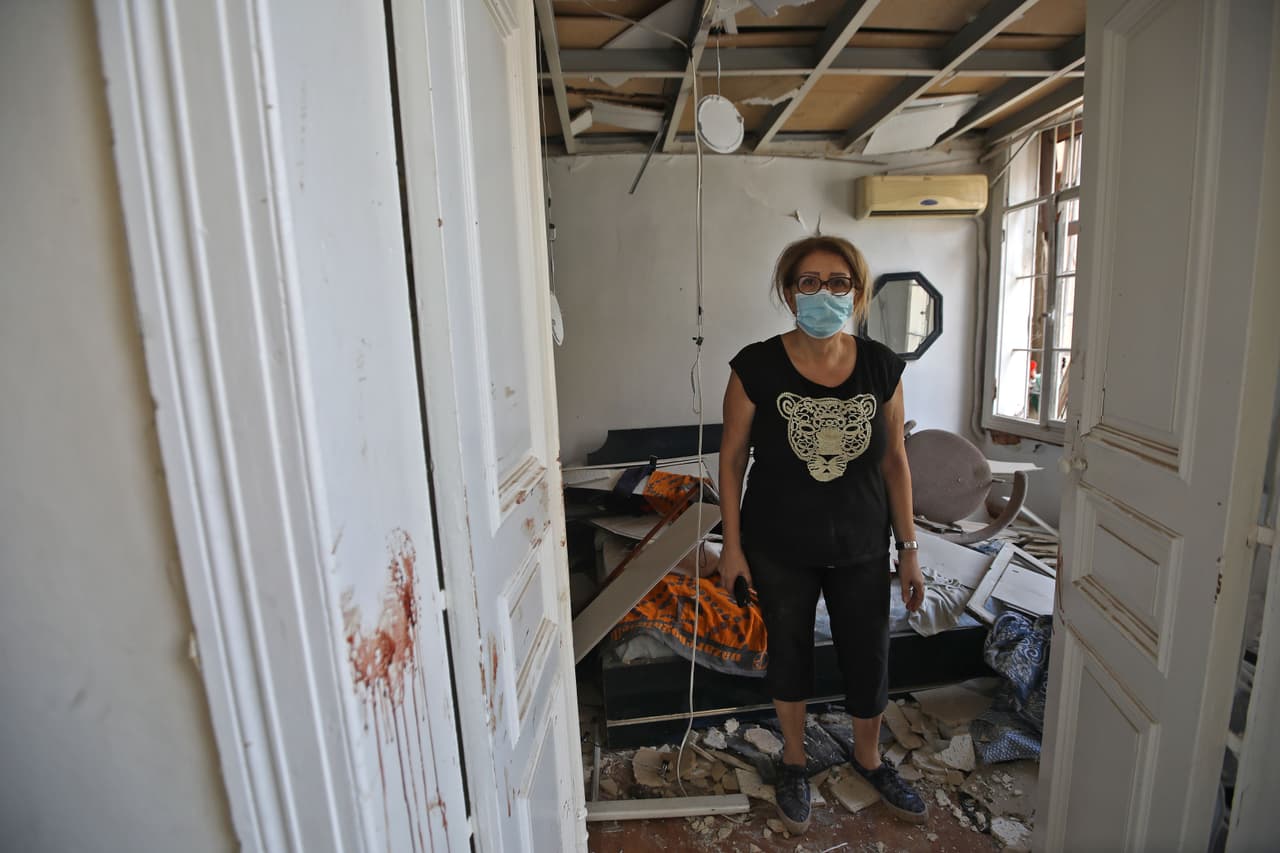 Nicole, también residente de Gemmayze, inspecciona los restos de su casa destrozada. El gobierno de Líbano ordenó la prisión domiciliaria de las autoridades del puerto entre conjeturas de que una de las causas de la poderosa detonación pudo ser la negligencia.