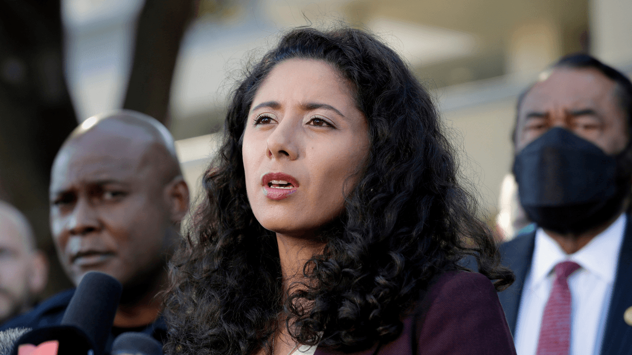 <h2 class="cms-H2-H2">Lina Hidalgo, jueza del condado Harris</h2>
<br>"La congresista Sheila Jackson Lee fue una amiga y mentora para mí, además de una defensora de su comunidad. La extrañaré muchísimo, al igual que toda nuestra comunidad. La congresista nunca tuvo miedo de prestar su voz intrépida para mover montañas no solo para sus electores, sino para todos en el condado de Harris y en cualquier lugar donde pudiera marcar la diferencia. Su fuerza y resistencia eran realmente interminables y su determinación de reunir un coro para la mecha de la justicia era inquebrantable. Hace apenas dos días, mi amigo sonrió mientras hablábamos del progreso de la recuperación del huracán y de la política local. Dos semanas antes de eso, trabajó conmigo para diseñar estrategias sobre cómo salvar una inversión federal en transporte que estaba amenazada. Recordaremos su carrera trascendental, su inteligencia, su pasión y su capacidad para capear tormenta tras tormenta como una mujer fuerte en la política. Mi más sentido pésame para su familia, sus amigos y la comunidad que sabe cuánto luchó por nosotros.", escribió en un comunicado.