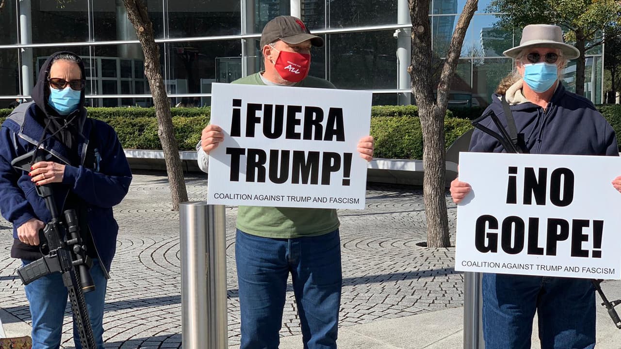 Los activistas de Houston pidiendo la renuncia del senador, Ted Cruz al asegurar que el funcionario texano provocó la violencia en el Capitolio tras cuestionar la victoria de Joe Biden.