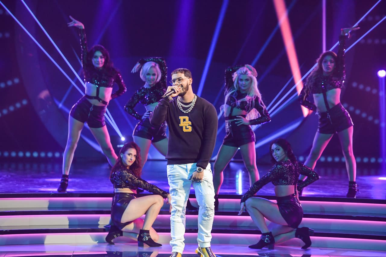 Antes de conocer el nombre del participante que dejaría la competencia, Anuel se subió al escenario para cantar 'Quiere beber.