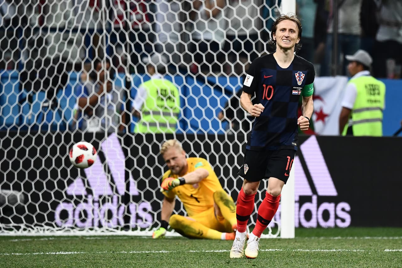 Ya en los lanzamientos desde el punto penal, Luka Modric se reivindicó al acertar su lanzamiento contra el arquero Schmeichel.