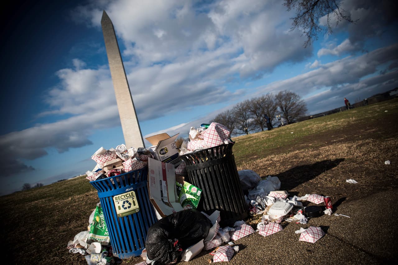 <b>Basura en los monumentos.</b> Los botes alrededor del monumento a George Washington rebosados un día antes de navidad en la capital, tres días después del comienzo del conflicto el 21 de diciembre de 2018. 
<a href="https://www.univision.com/noticias/politica/no-lo-voy-a-hacer-tan-rapido-trump-dice-que-por-ahora-no-declarara-emergencia-nacional">Unos 800,000 trabajadores federales están siendo afectados por el desacuerdo.</a>