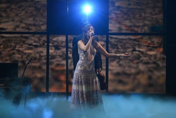 Mariana Vega inundó el escenario con su romanticismo y nos ofreció una interpretación con mucho corazón del tema 'De tu voz'.