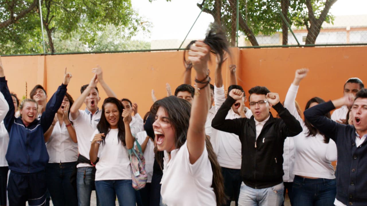 Al finalizar, mostró ante todos el cabello como un trofeo.