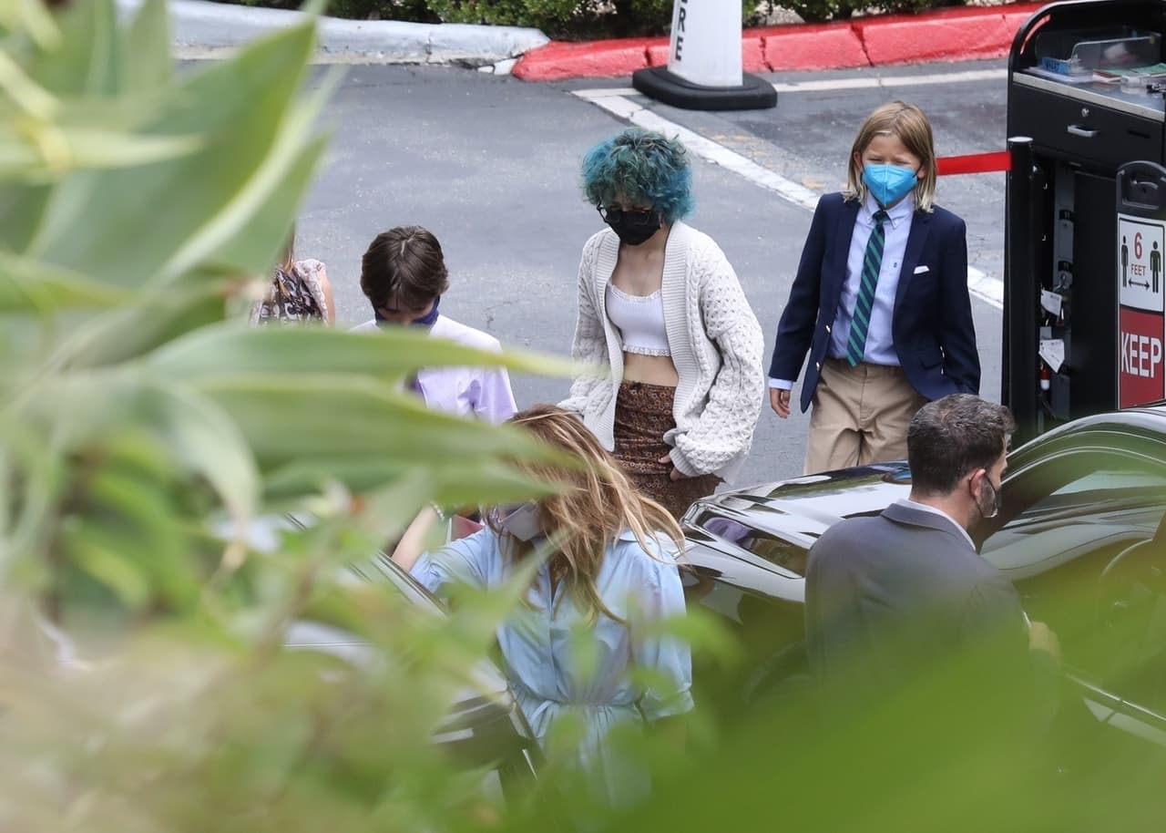 A diferencia de la salida al teatro en la víspera, en esta ocasión Samuel, el menor de los tres hijos de Ben Affleck, sí se unió al plan familiar y junto con los otros chicos, su abuela y la pareja, se fueron al Magic Castle en Los Ángeles. 
<br>