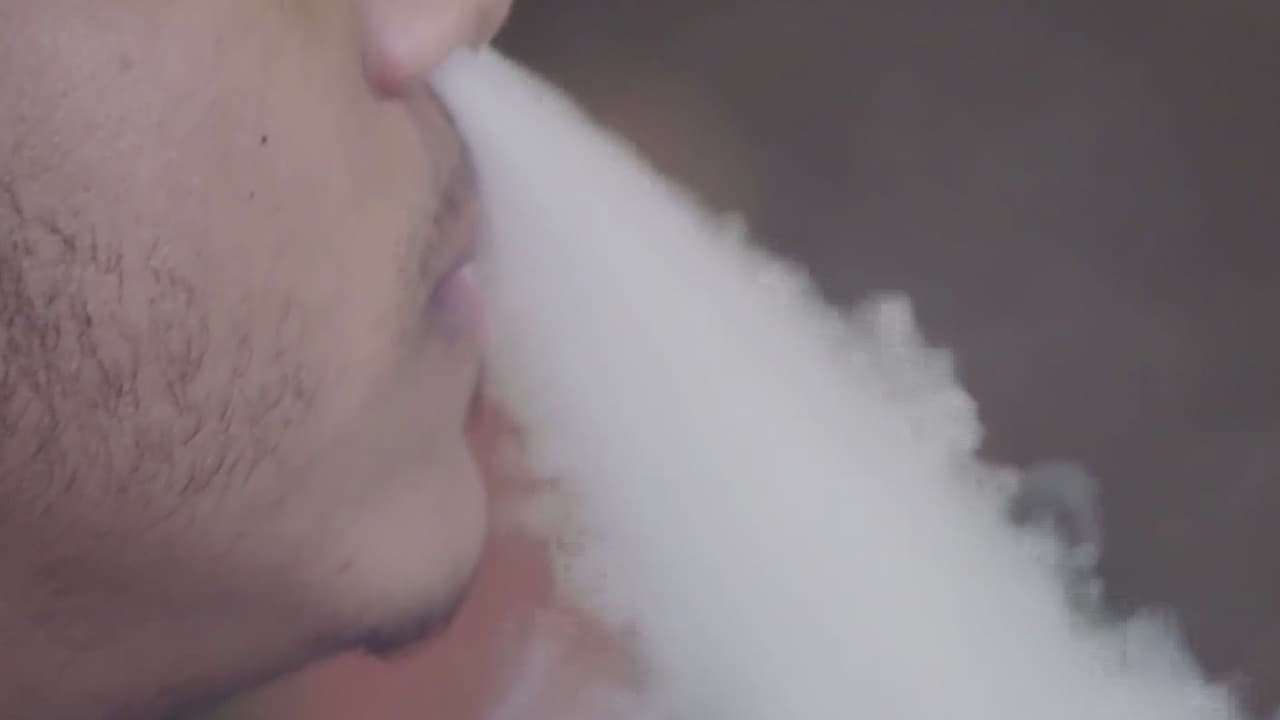 Nueva York prohibirá la venta de cigarrillos electrónicos con sabor, anuncia el gobernador