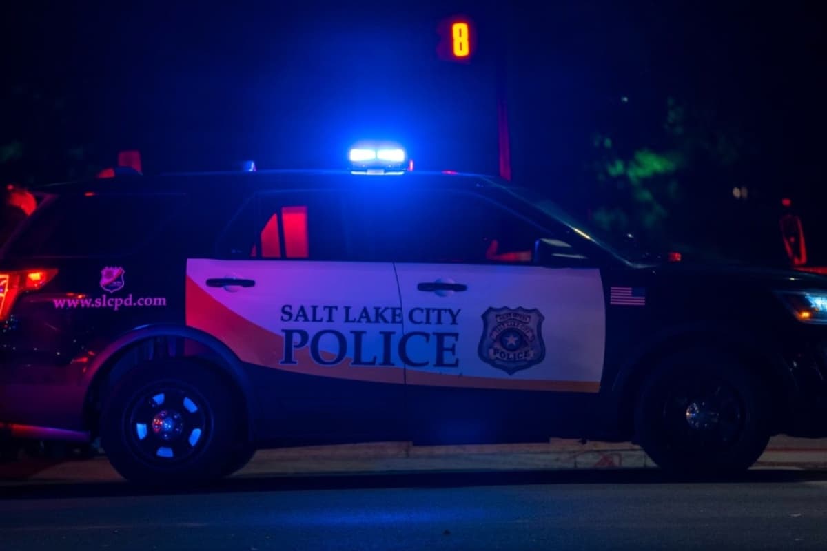 Autoridades dieron a conocer la identidad del hombre que perdió la vida como Rory Swimm, de 23 años. Los detectives creen que Swimm tuvo una discusión con el sospechoso, o los sospechosos, y que alguien le disparó mientras estaba parado cerca de la esquina suroeste de 600 East 200 South.