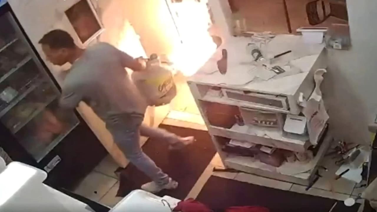 Arrestado el hombre en Florida acusado de incendiar el restaurante de su esposa y herir a mujer con cuchillo