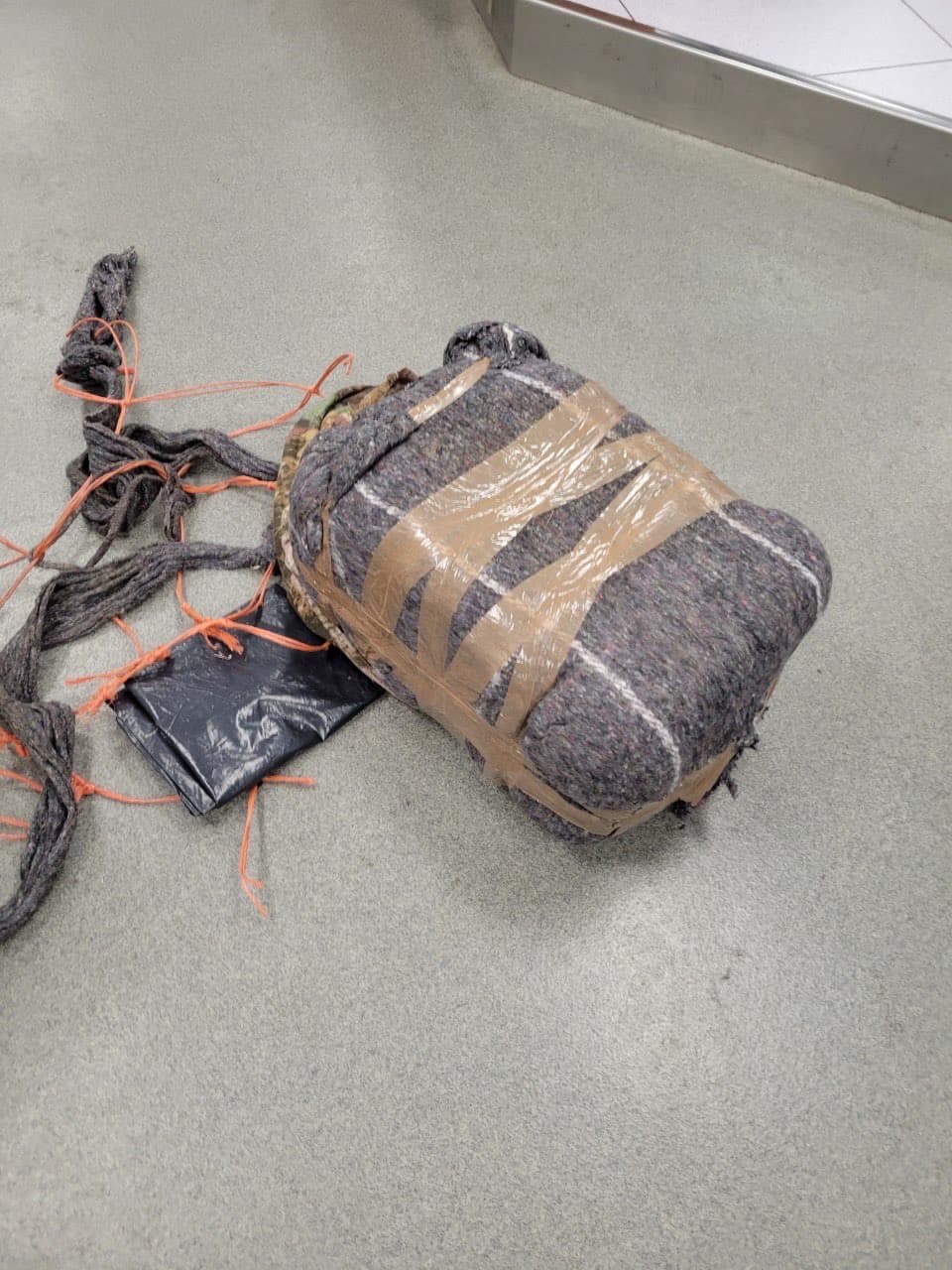 Agentes de Wellton incautaron 35 libras de metanfetamina y arrestaron a tres inmigrantes el sábado por la mañana. Los migrantes se escondían en un lavado al sur de la I-8.