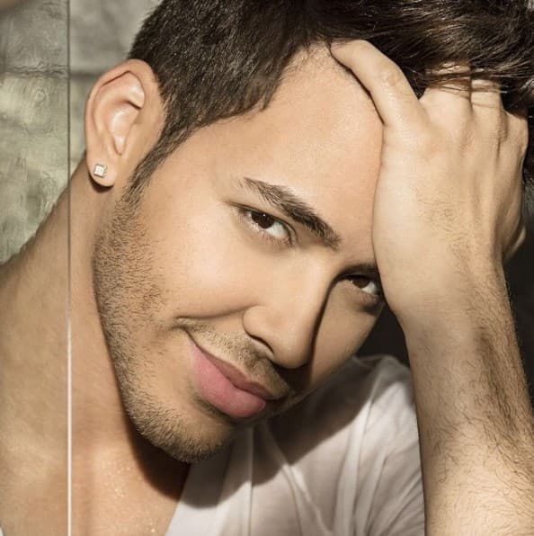 El cantante, compositor, productor discográfico y juez de 
<b><a href="http://www.univision.com/shows/pequenos-gigantes#rel" target="_blank">Pequeños Gigantes USA</a></b> es simplemente cautivador y aquí te presentamos una lista de 10 razones por las que lo amamos.