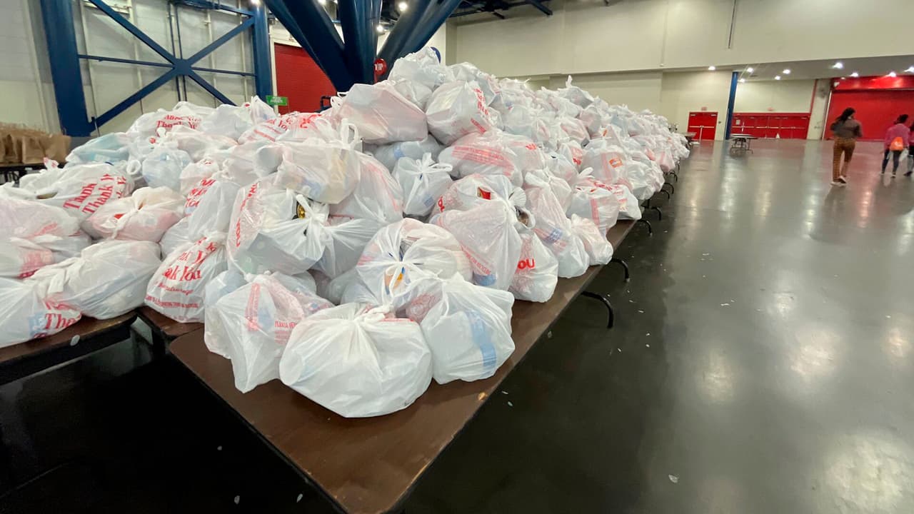 Se están cocinando alrededor de 635.000 libras de alimentos que se servirán como comida caliente.