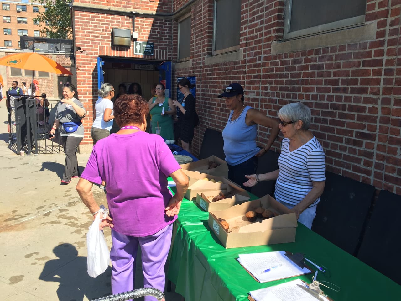 Los ancianos reciben comida gratis después de ejercitarse.