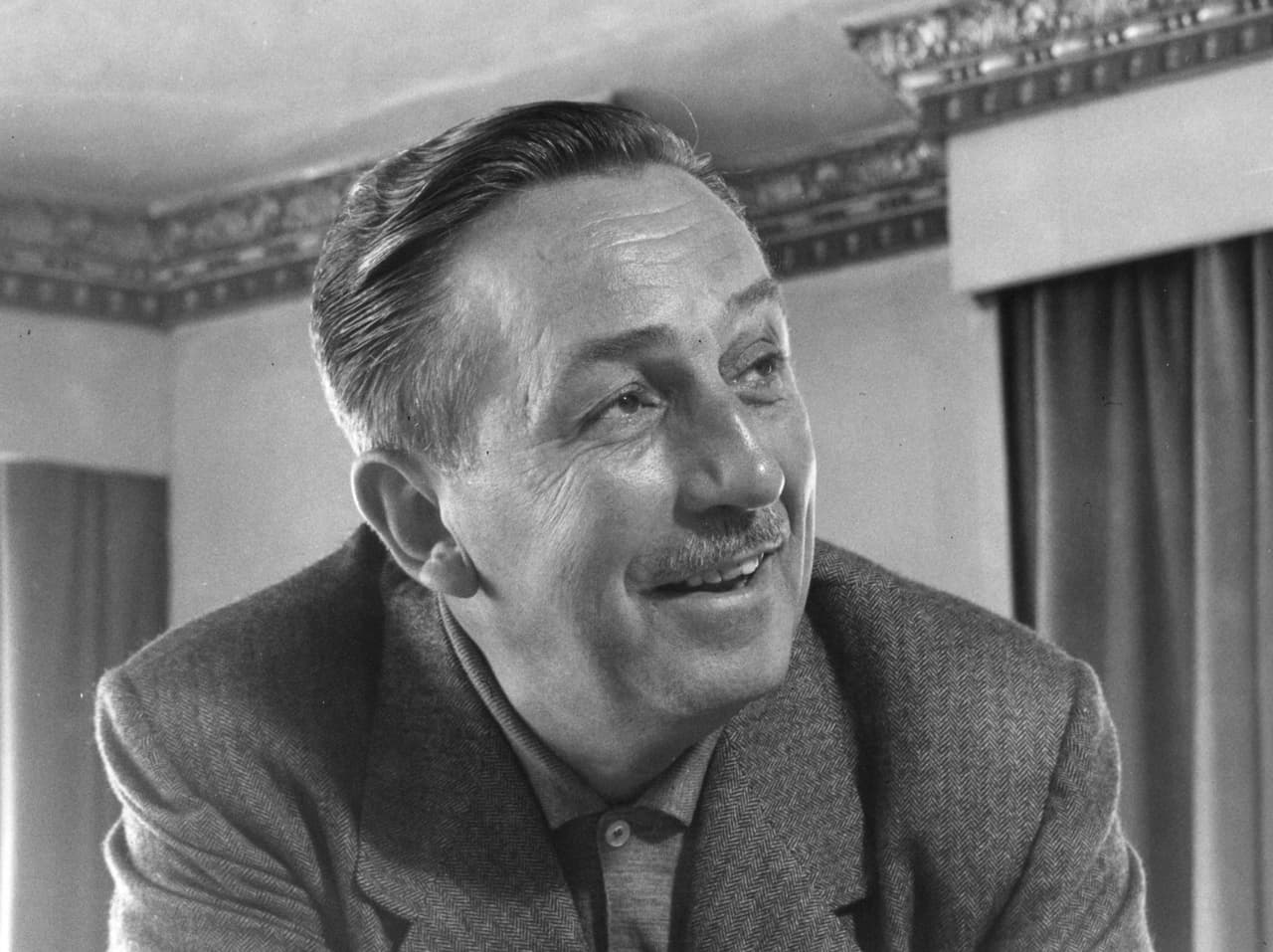 <b>Walt Disney, The Walt Disney Company.</b>
<br>
<br>Es el cerebro detrás de la marca Disney, pionera en la animación cinematográfica y en los parques vacacionales temáticos en Estados Unidos. Su compañía es ahora un conglomerado que agrupa productoras de películas, hoteles, cruceros, parques y canales de televisión, una de las empresas más influyentes en la industria del entretenimiento mundial. Disney falleció en 1966, cuando tenía 65 años.
<br>