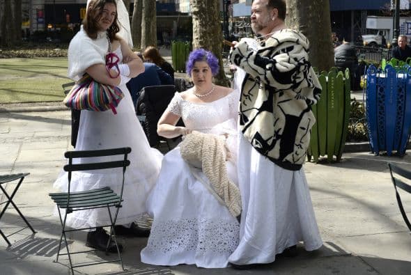Las novias de marzo se inició en 1999 como un evento Cacophony Sociedad anual que tiene lugar el 15 de marzo, la intervención pretende ser una parodia de las bodas en la cultura occidental. El evento forma parte de un teatro de la calle con hombres y mujeres vestidos con trajes de novias, que salen a las calles de Nueva York y posan en diferentes puntos de la ciudad.