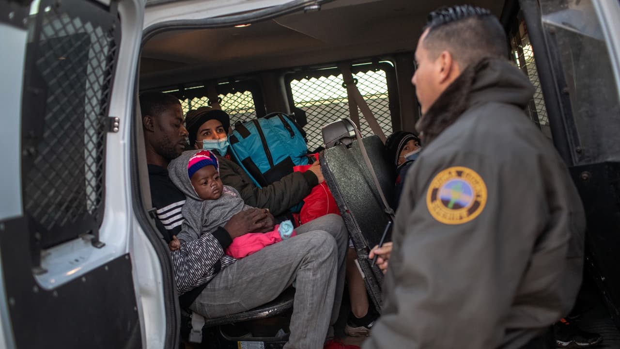 Sinema y Kelly instan a Biden a no poner fin al Título 42 sin un plan que asegure el ingreso ordenado y humano por la frontera