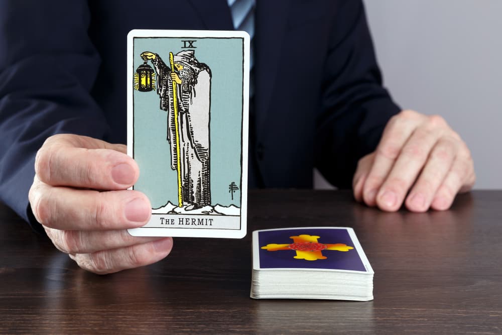 El farol simboliza la guía, el conocimiento, la iluminación divina que busca guiarnos en nuestro camino. Cabe recalcar también que el hombre es lo único que vemos en la carta realmente, no hay otras figuras o elementos importantes.