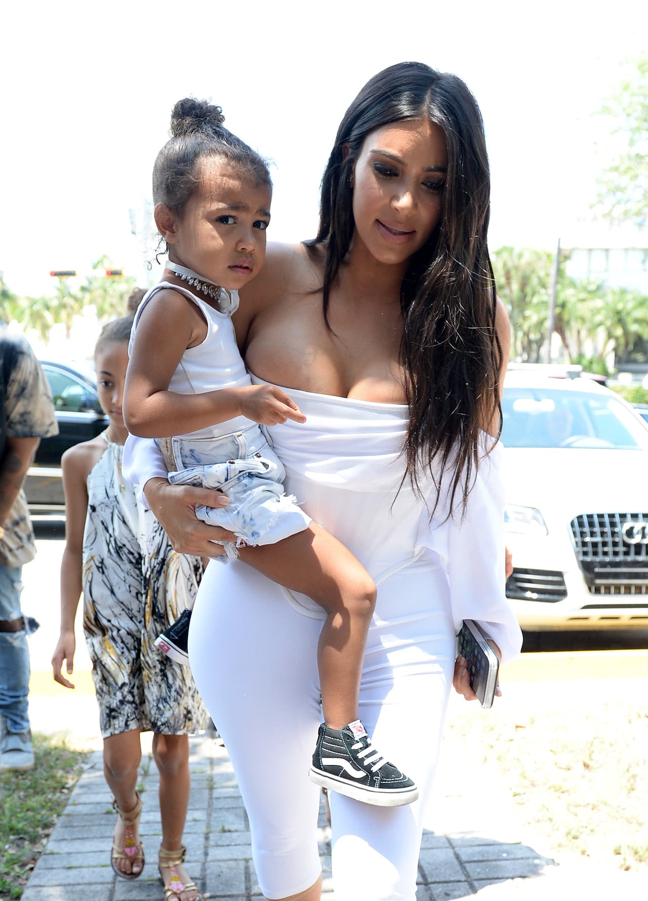 Así que su mami la cargó.