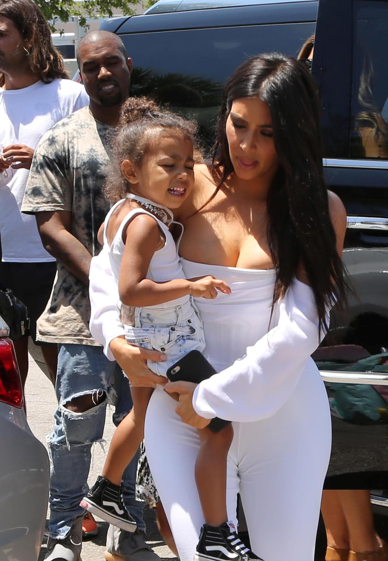 La diva lució sus curvas en un ateundo blanco que dejó poco a la imaginación.