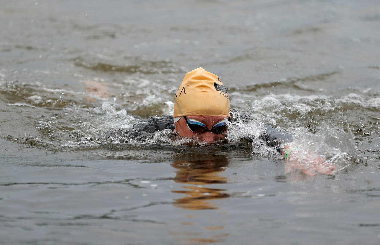 <b>Considera las corrientes. </b>El agua puede parecer tranquila en la superficie, pero ten en cuenta las corrientes debajo de la superficie. En un lago, río u océano, las corrientes submarinas pueden ponerte en peligro. Si estás atrapado en una corriente, nada con ella hasta que las condiciones sean lo suficientemente tranquilas para que puedas ponerte a salvo. En el río también presta atención a condiciones cambiantes. Las corrientes rápidas de las inundaciones repentinas pueden ocurrir en un instante.