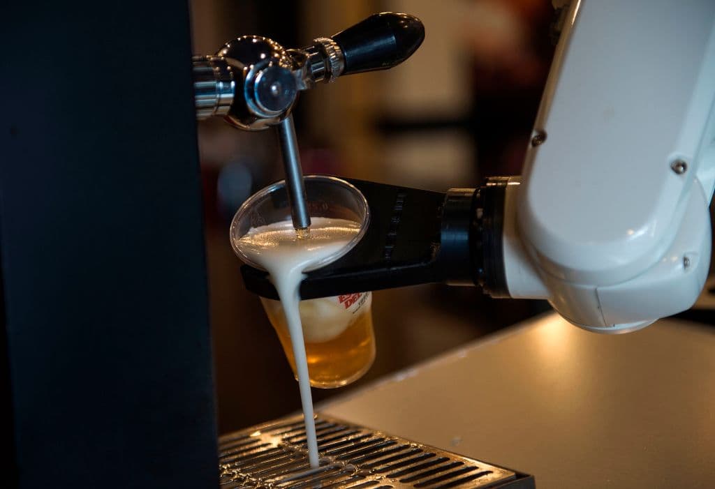 "Como todo era evitar el contacto entre los clientes y todos los elementos que existen, la carta, que tiene que ser de usar y tirar, el aceite que tiene que ser monodosis... pues dijimos, mira, el robot, que se iba a poner para otra cosa, sirve muy bien para que en una vaso de plástico también evitemos el contacto y sea de usar y tirar, y todo, muy autoservicio", explica Alberto Martínez.