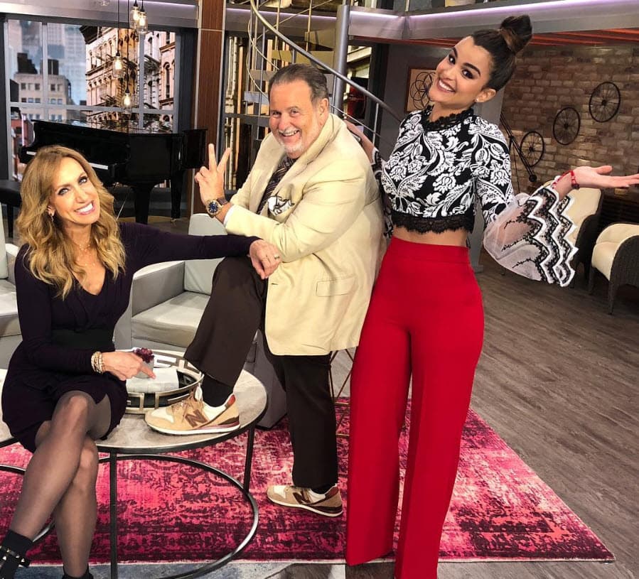 Los zapatos deportivos de Rauly se han vuelto básicos en su manera de vestir, pues aunque lo vemos con trajes casuales, siempre le imprime su toque.