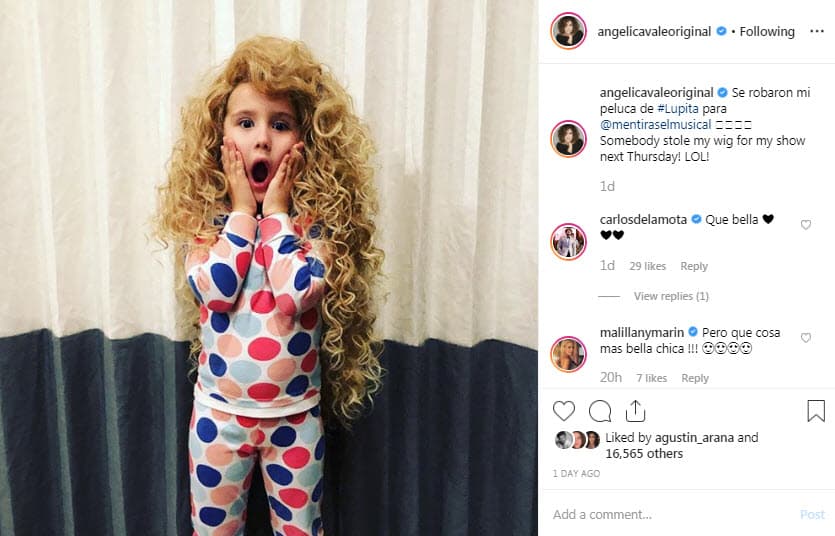 En las fotografías muestra gestos y aptitudes histriónicas que su madre no duda en compartir con sus seguidores.