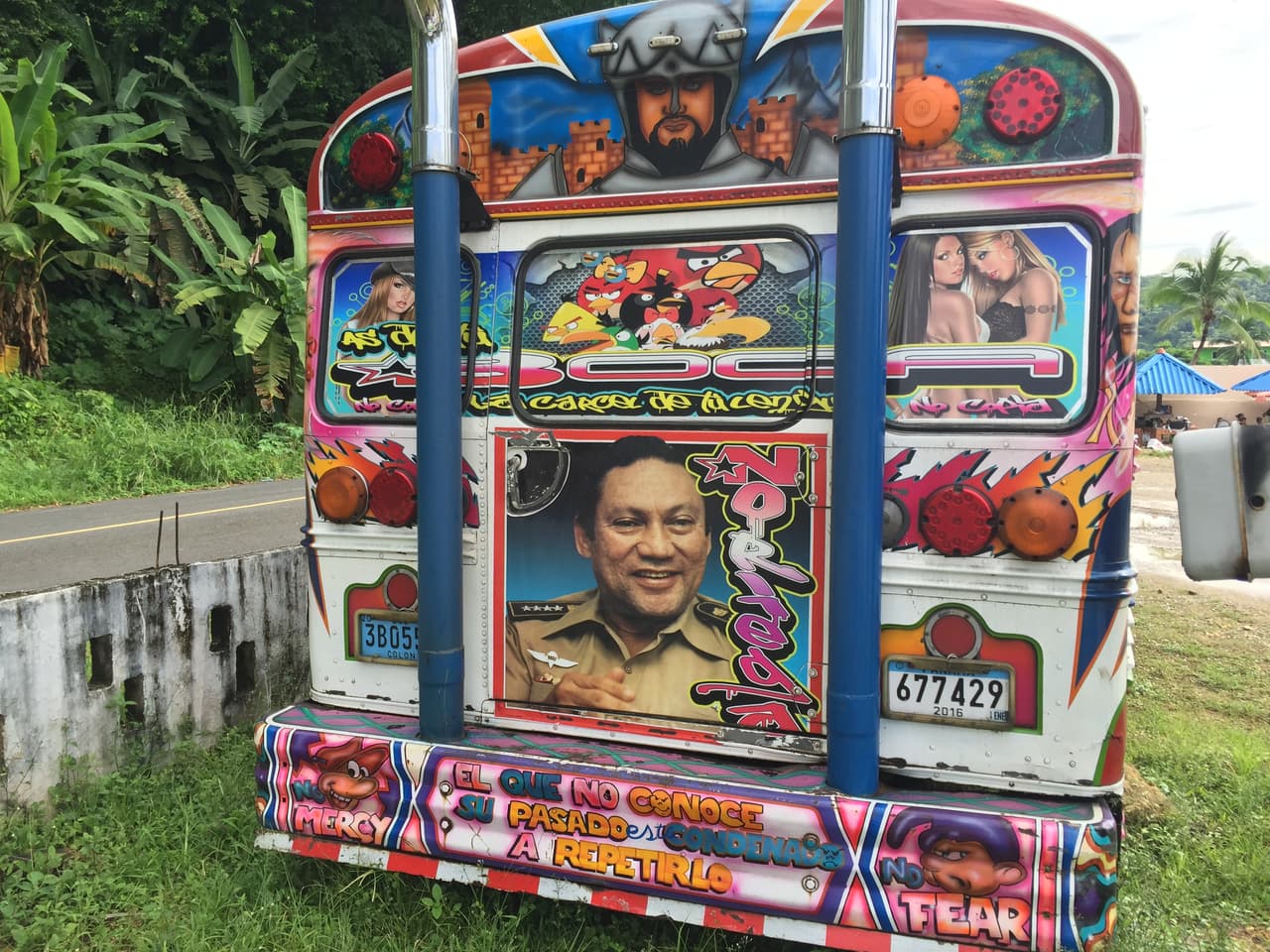 Un autobús con graffiti que recuerda la era del hombre fuerte: "El que no conoce el pasado está destinado a repetirlo". Portobelo, Panamá, 2016.