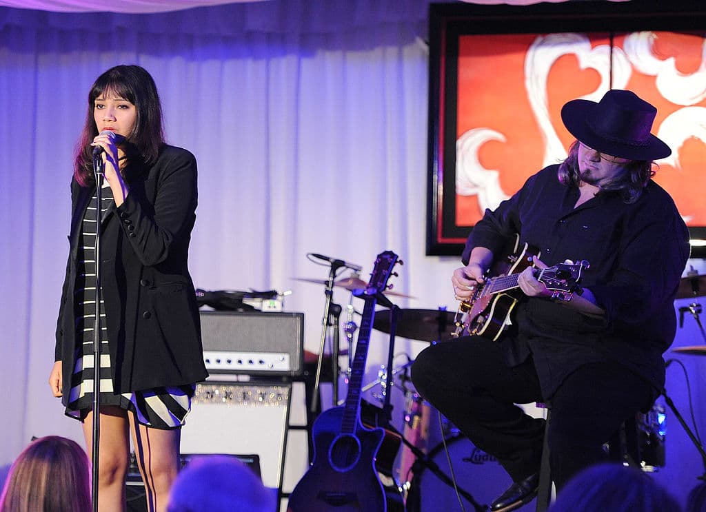 "Esta canción trata sobre no ser visto por tener una doble identidad. Cuando no te sientes visto, no te sientes aceptado por quien eres. En mi caso, soy estadounidense, pero también soy mexicana y salvadoreña debido a la sangre de mi familia. Aunque la gente a menudo no sabe dónde ponerme, llevo con orgullo ambos lados de mi identidad", dijo la cantante en una entrevista con el portal 
<a href="https://www.thefader.com/2019/09/10/angelica-garcia-jicama-video" target="_blank">Fader</a>. 
<br>