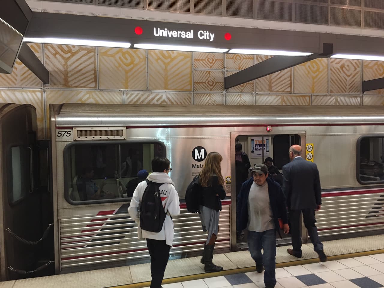 En el andén se repiraba un ambiente de aparente normalidad, mientras los viajeros subían y bajaban de los vagones para continuar con sus actividades cotidianas.