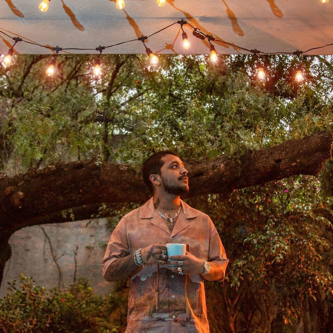 Christian Nodal consintió a sus fans en un concierto íntimo llamado ‘Juntos por la música #StayHome #WithMe #QuédateEnCasa’. Con dicha innovación en la música se instala en la lista de nominados de la categoría 
<b>'#Live En Casa'</b>.
<br>