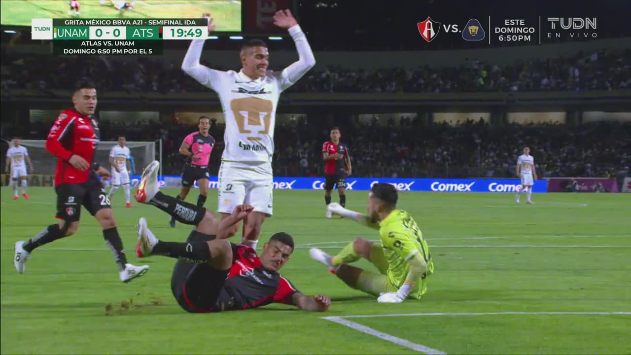 ¡Barrida salvadora! Santamaría se cruza perfecto y salva al Atlas