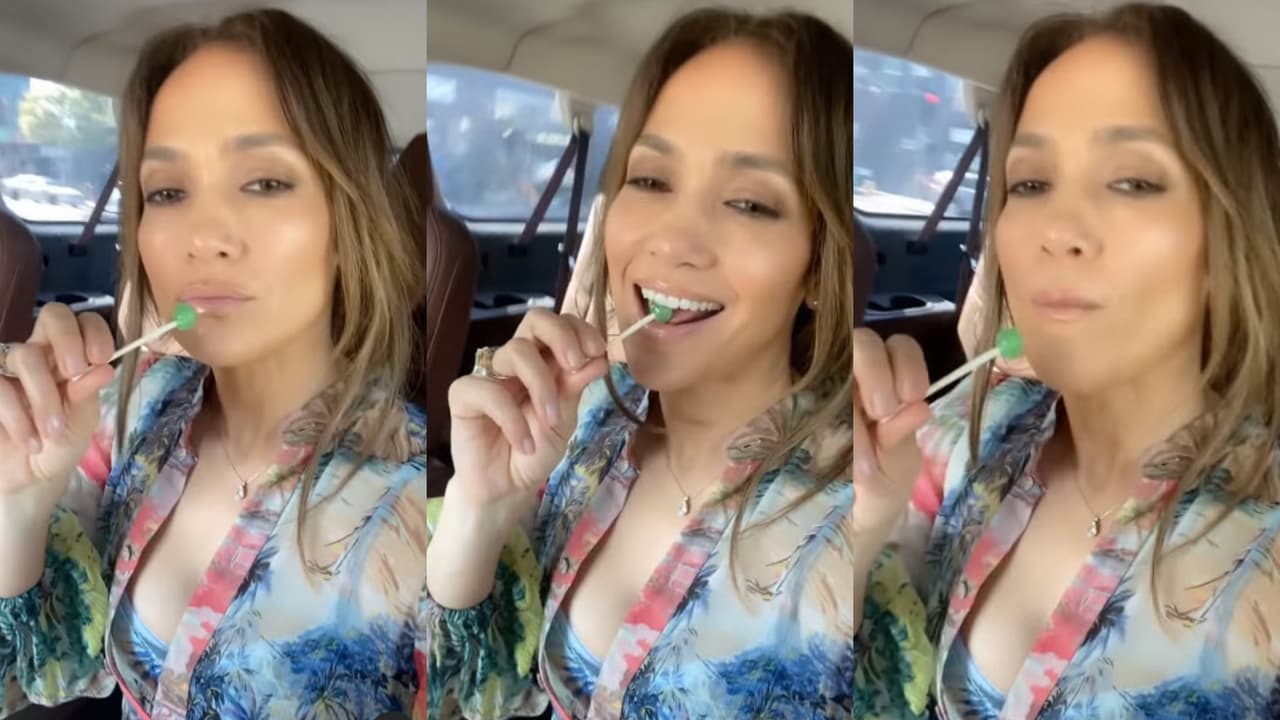 Jennifer López se dejó ver disfrutando de una paleta de caramelo verde, su color favorito, este sábado 23 de abril.