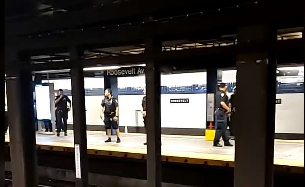 Menor queda herido tras ser impactado por el metro en Queens