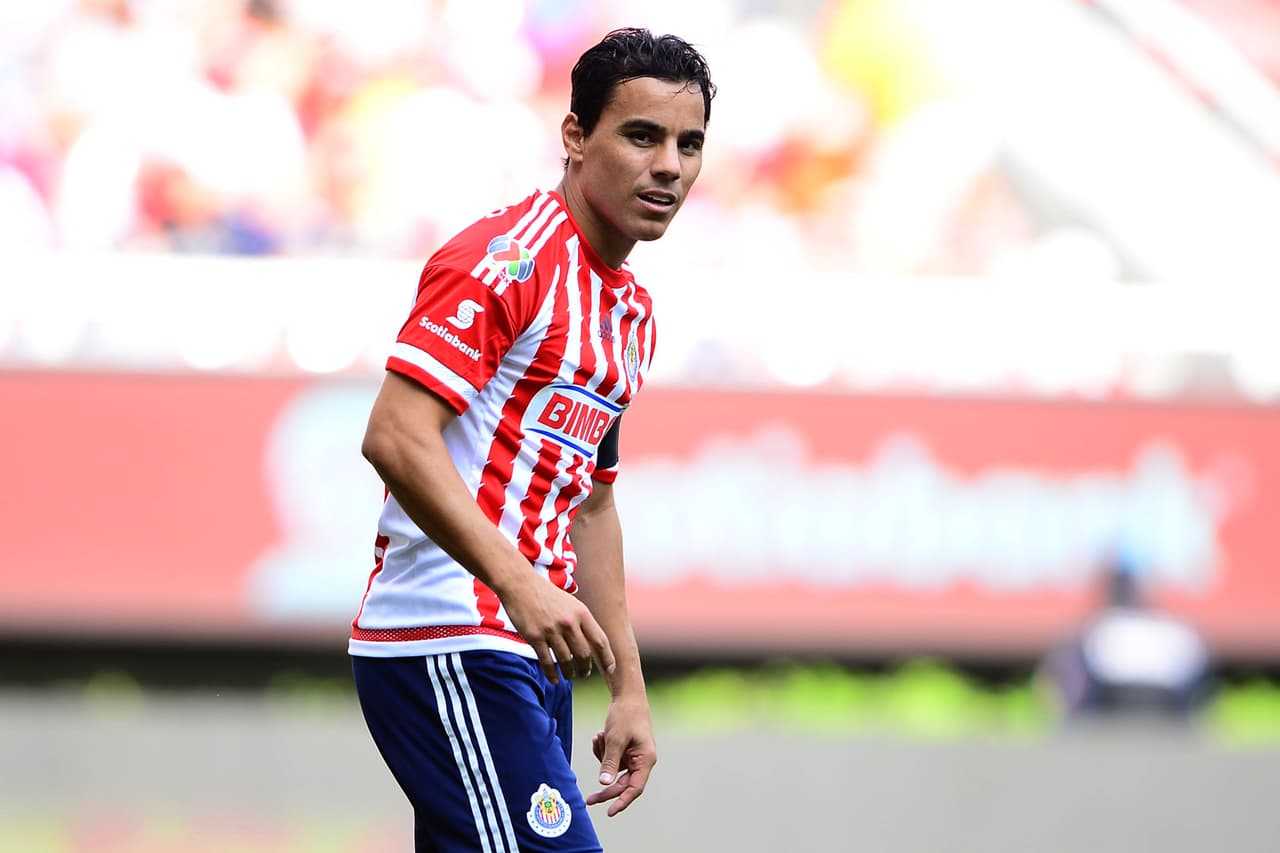 El chiverío también necesita variantes ofensivas pues Omar Bravo es quien ha sostenido el goleo con siete tantos, sin embargo, una buena marca sobre él dejaría a los rojiblancos sin opciones de hacerse presente en el marcador.