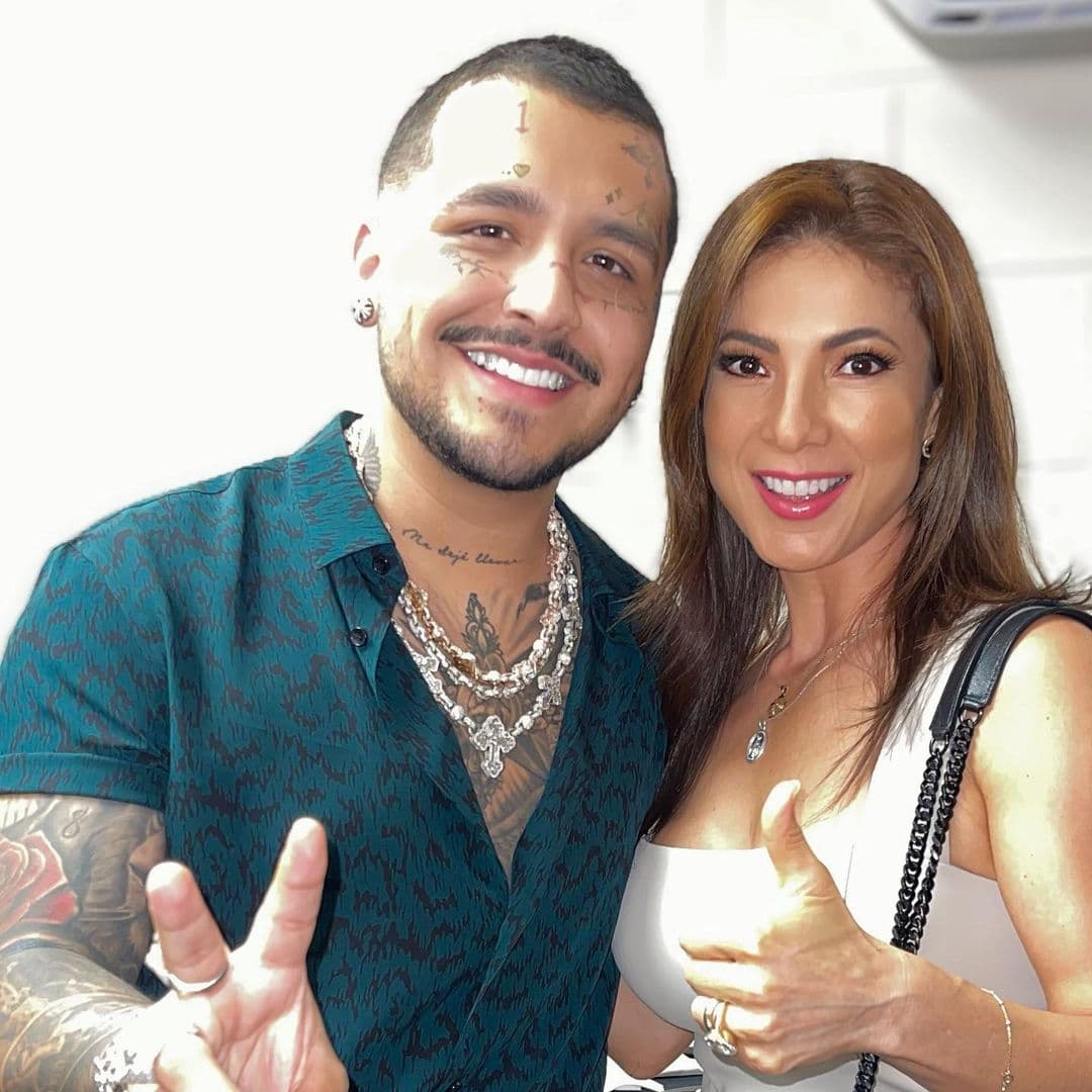 Madre e hija presumieron las fotos junto al novio de Cazzu en sus respectivos perfiles de Instagram. La cantante y Nodal posaron con grandes sonrisas.