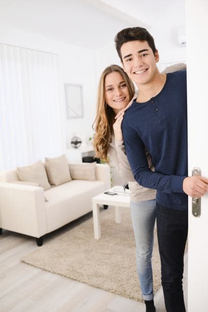 Por ello, una vez que hayas decidido irte a vivir con varios ‘roomies’ lo primero es establecer un reglamento estricto de lo que se puede o no hacer en ese lugar y que todos estén de acuerdo.