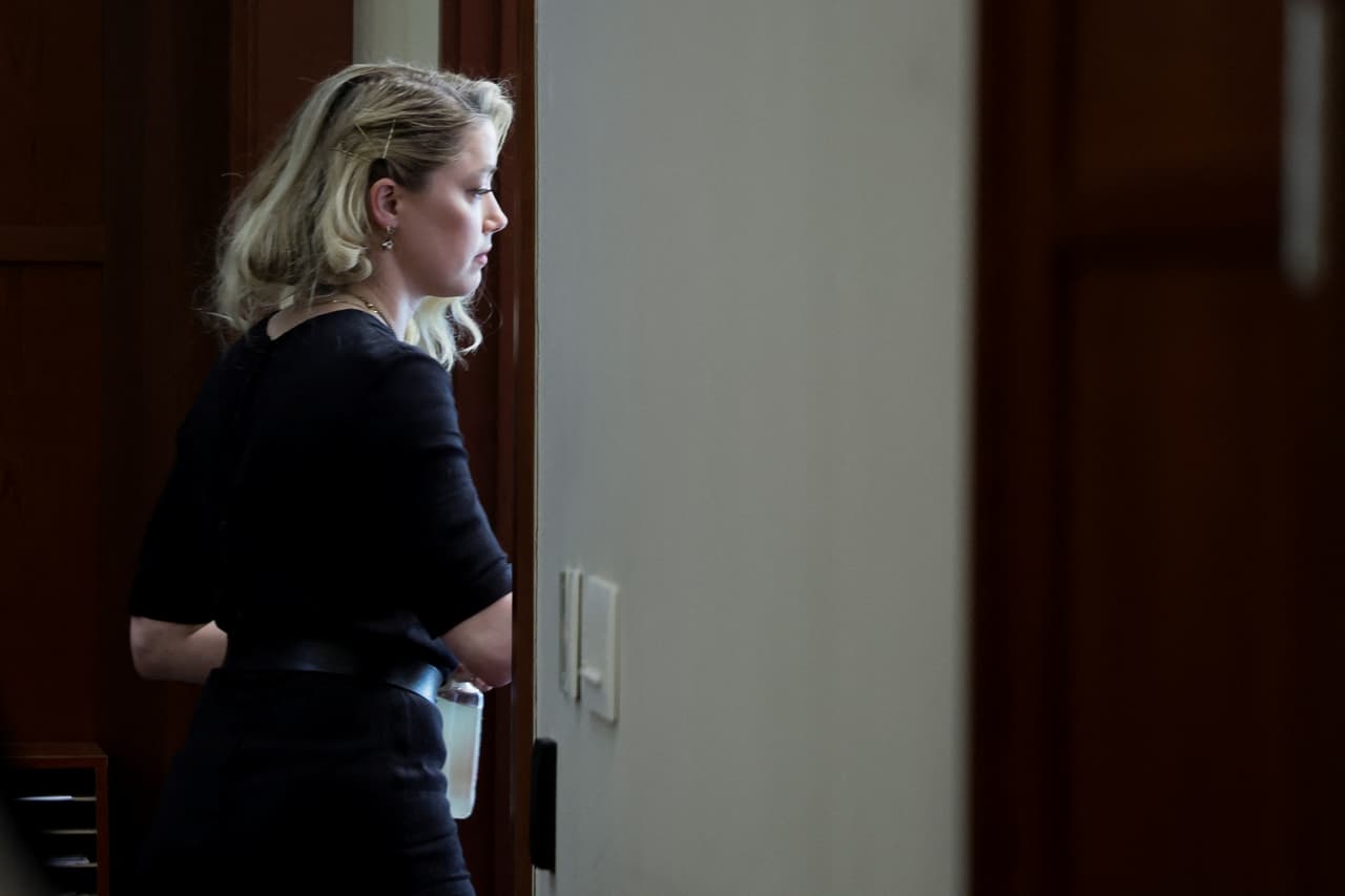 <b><a href="https://www.univision.com/famosos/juicio-johnny-depp-kate-moss-amber-heard-testimonio-escaleras" target="_blank">Depp presentó una demanda por difamación</a></b> de 50 millones de dólares contra Heard, alegando que un artículo de opinión que ella escribió, publicado en 2018 en el Washington Post, dañó su reputación y perjudicó su carrera. 
<br>