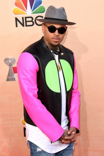 El recién estrenado papito Chris Brown parece que le robó el sombrero a Pharrell Williams.