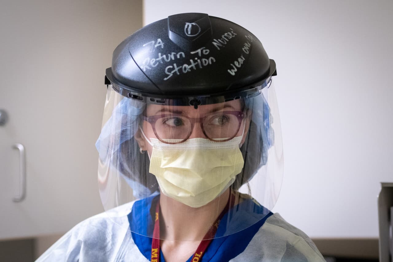 Otro punto importante en estas prácticas está relacionada con la protección del personal médico, que forman la primera línea de combate del coronavirus. Por ello, cada miembro del equipo debe estar protegido para evitar exponerse al virus, mientras atienden a pacientes con
<a href="https://www.univision.com/local/los-angeles-kmex/coronavirus/recursos">covid-19</a>.