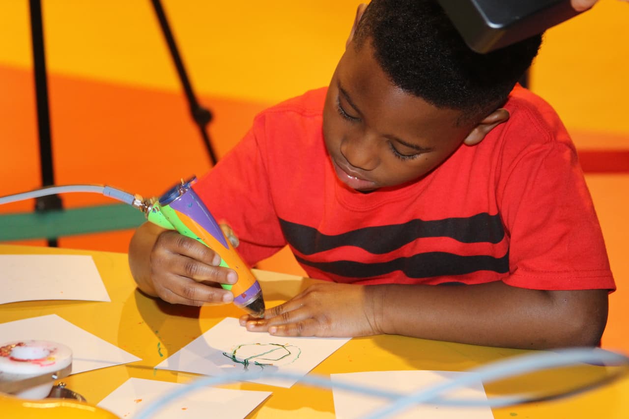 Los visitantes también pueden dibujar con crayones derretidos.