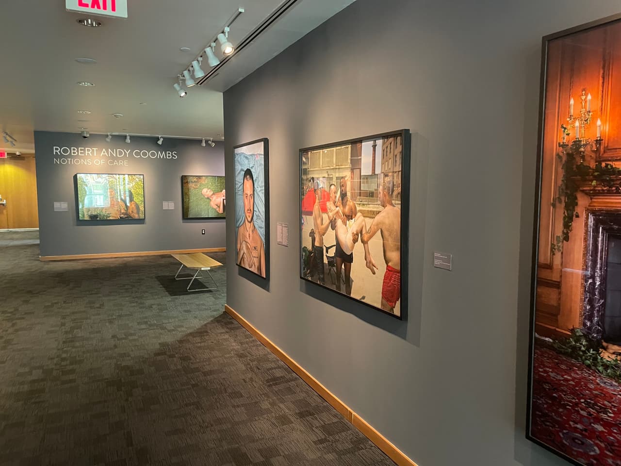 En el primer piso, se muestra la exposición del fotógrafo estadounidense Robert Andy Coombs. Su obra expresa detalles íntimos de su sexualidad y discapacidad.