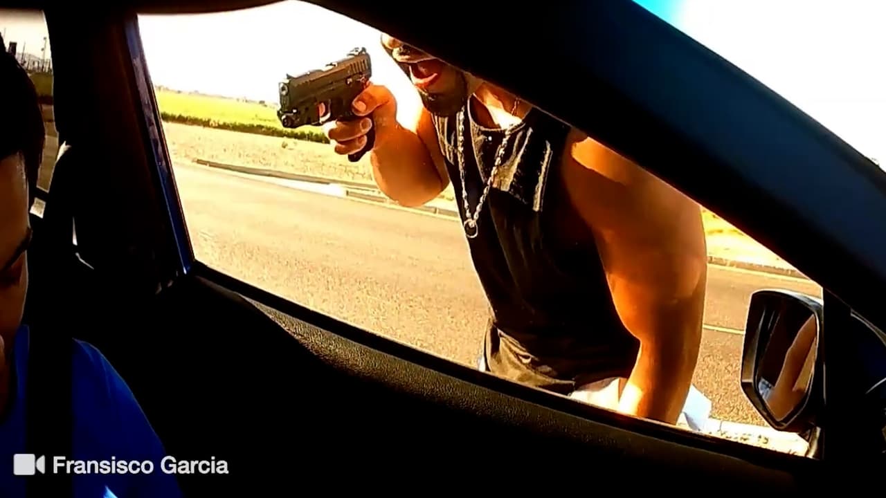 Apunta con un arma y golpea la ventana de un conductor: queda captado en video incidente de furia al volante en Arizona