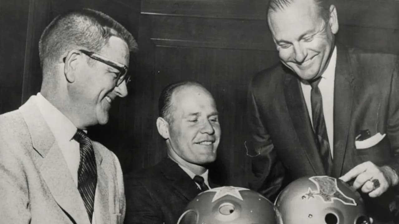 La creación de los Cowboys en 1960 trajo consigo el origen de una rivalidad cuya esencia está basada en la narrativa de los westerns, de las luchas entre las tribus nativas y los vaqueros.