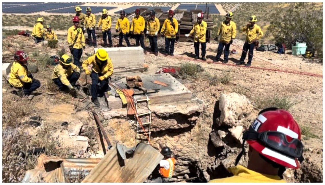 Bomberos salvan a un hombre que cayó 30 pies en el pozo de una mina 